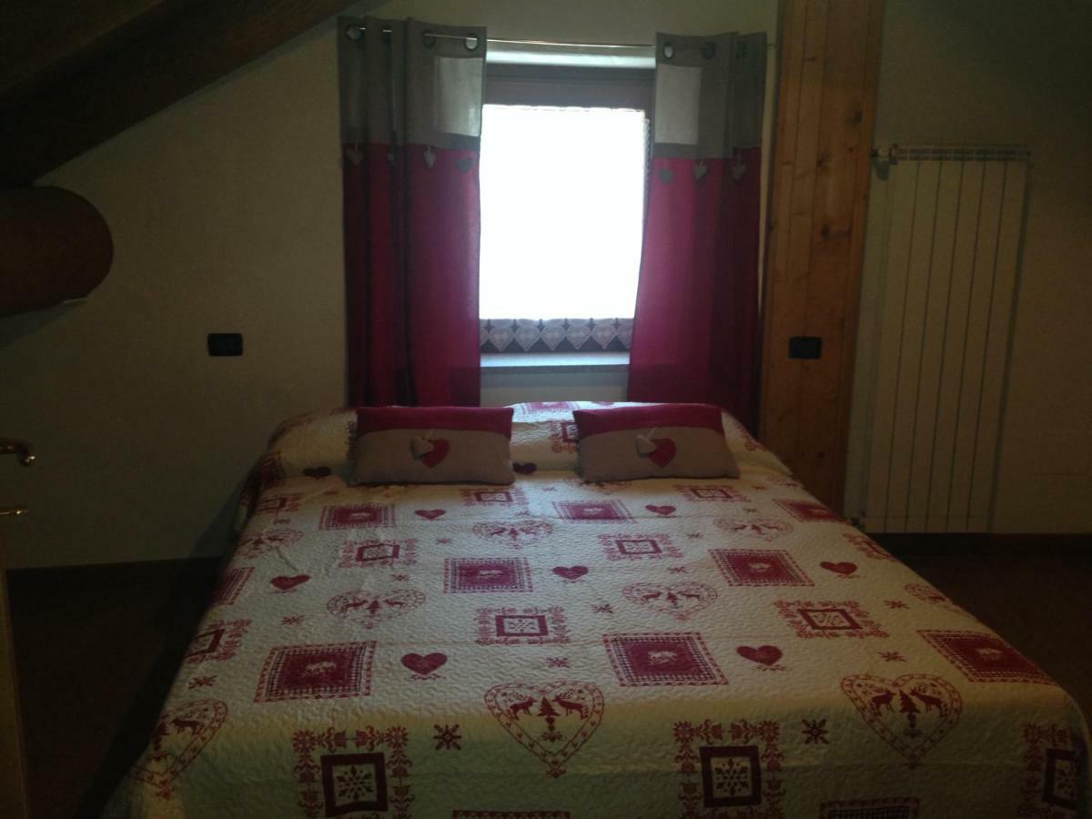Maison Des Challant Challand Saint Victor Ruang foto